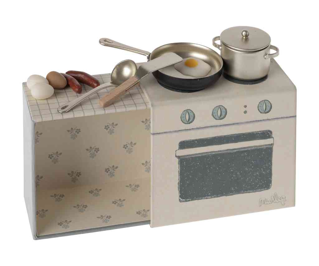 Maileg Kochset COOKING SET in Herd-Schachtel Topf Pfanne Spiegelei Würste Eier Kelle Pfannwender bei www.luiseundfritz.de