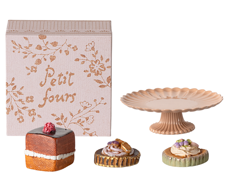 Maileg Tortenplatte PETIT FOURS Kuchenständer und 3 Kuchen Puppenzubehör Gr. mini, erhältlich bei www.luiseundfritz.de