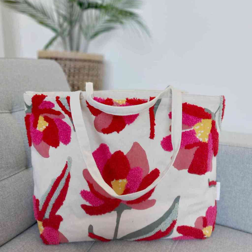 Geräumige Einkaufstasche aus festem Canvas mit wunderschönem Pfingstrosen-Motiv.
Material: Textil (Canvas)
Motiv: Blumen-Print, teilweise "beflockt"
Lieferumfang: 1 Stofftasche wie beschrieben
Größe ca.: 42x30x9 cm (ohne Henkel gemessen)
erhältlich bei www.luiseundfritz.de