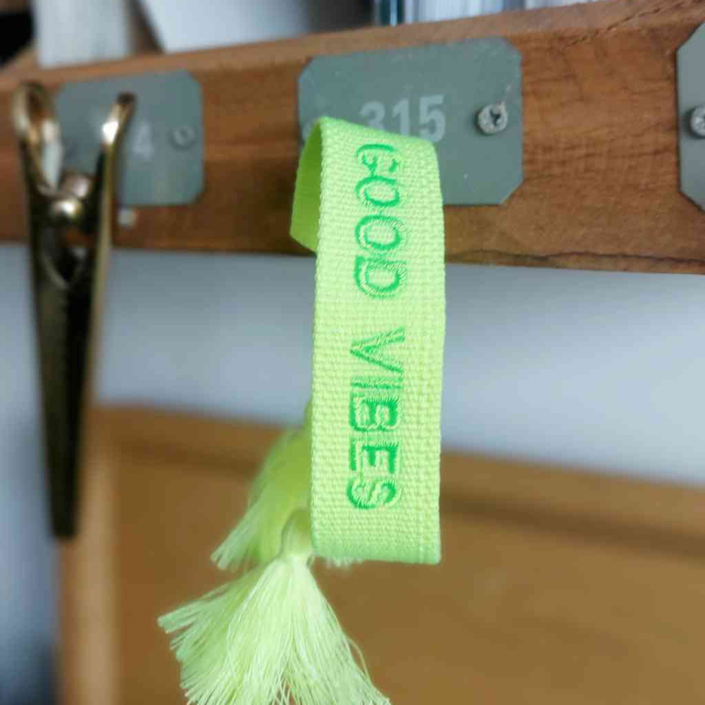 Armband GOOD VIBES Statement-Band neongelb gewebt Freundschaftsband