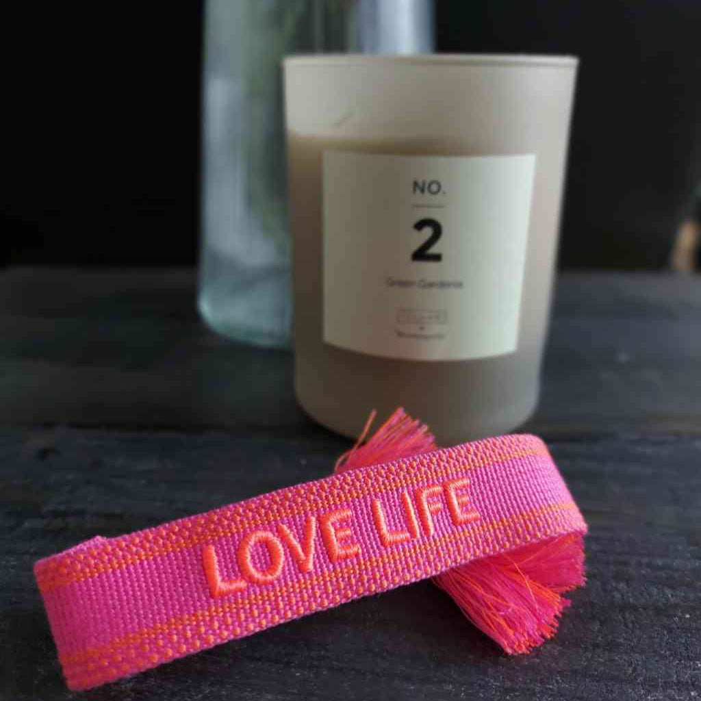 Armband LOVE LIFE Statement-Band pink neon gewebt und bestickt Freundschaftsband und Duftkerze Bloomingville Gardenia, alles erhältlich bei www.luiseundfritz.de