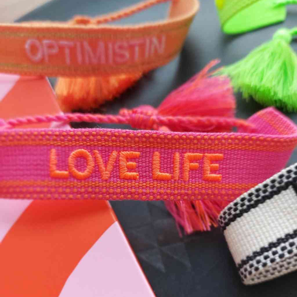 Armband LOVE LIFE , Optimistin und andere Statement-Bänder in pink neon gewebt und bestickt Freundschaftsband, alle erhältlich bei www.luiseundfritz.de