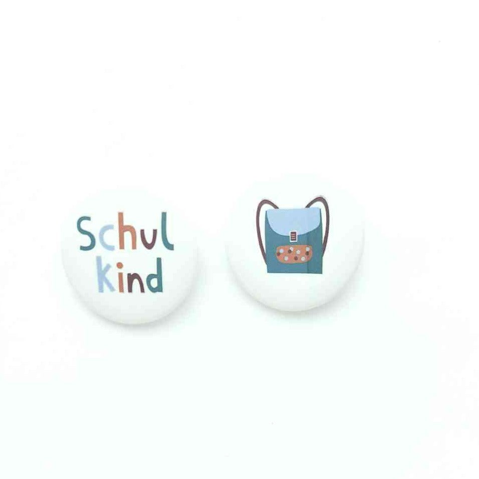 Schulkind Buttons 2er Set 1x als Schriftzug 1x als Schulranzen-Motiv, erhältlich bei www.luiseundfritz.de