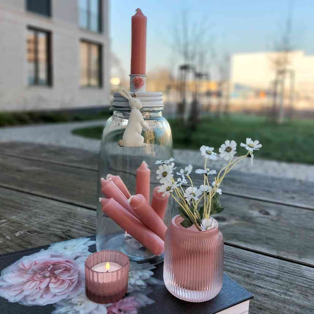 großes Kerzenglas mit kerzenhalter und rosa stabkerzen von ib laursen, rosa windlicht und vase sowie maileg hasenornament. alles erhältlich bei www.luiseundfritz.de