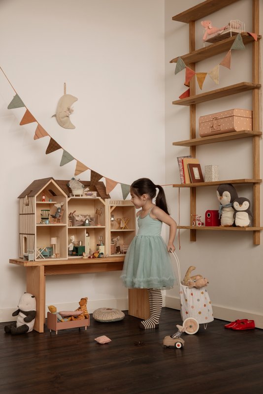 Kinderzimmer mit Mäuse-Bauernhaus bzw. Puppenhaus und vielen Kuscheltieren, erhältlich bei www.luiseundfritz.de