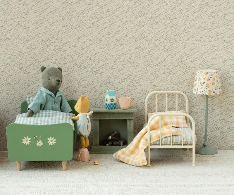 maileg teddy Papa mit Baby-teddybär im Zimmer mit Holzbett, Metallbett, Stehlampe und Kamin, alles erhältlich bei www.luiseundfritz.de