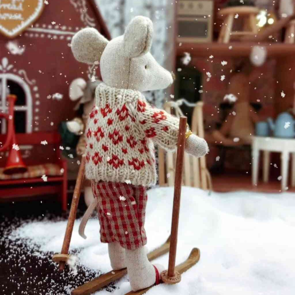 Maus mit Ski und Skistöcken in rot gemustertem Pullover und rot karierter Hose. Erhältlich bei www.luiseundfritz.de