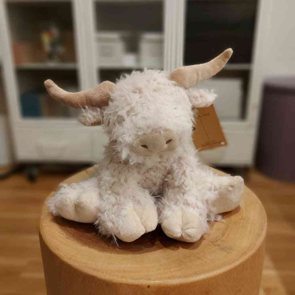 Dieses süße Farmtier lässt sich ausgiebig knuddeln und schmusen.
Ein echtes Lieblingsstück mit unfassbar kuscheligem "Fell".
Lieferumfang: 1 Plüschtier (Hochlandrind) wie beschrieben

Unglaublich softe Materialqualität&nbsp;
Obermaterial: Polyester, Wattierung: Recycling-Polyester
Größe: ca. 25x27cm
Wäsche: 30 Grad Schonwäsche (wir empfehlen Handwäsche)
Altersempfehlung: alle Altersgruppen erhältlich bei www.luiseundfritz.de